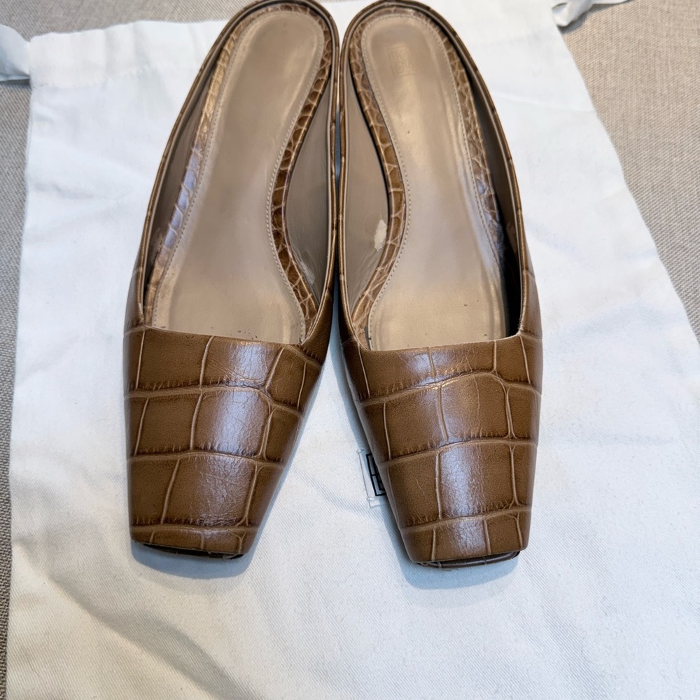 Toteme The Mule Croc-Embossed Flats - Picture 8 of 10
